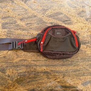 REI unisex waist pack